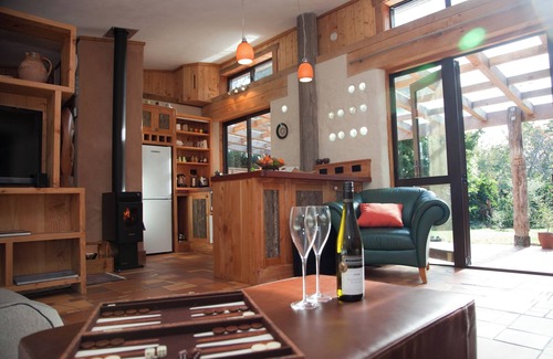 Leamington House | 2 bedroom sunlit house, minimum of 3 months.