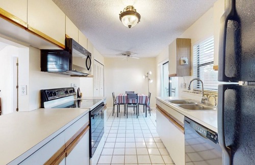 Azalea Park House | 2-bedroom townhome in fabulous Orlando with WiFi, AC. Enjoy your stay