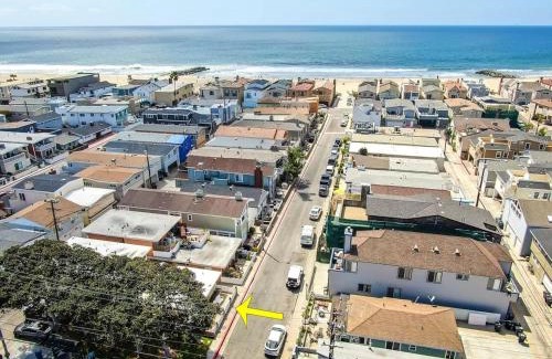 West Newport House | 2 Bedroom Upstairs Apt 1 block from the beach!