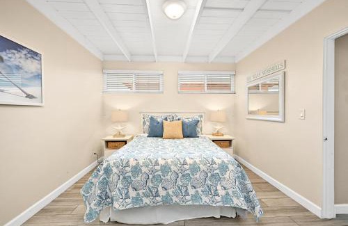 West Newport House | 2 Bedroom Upstairs Apt 1 block from the beach!