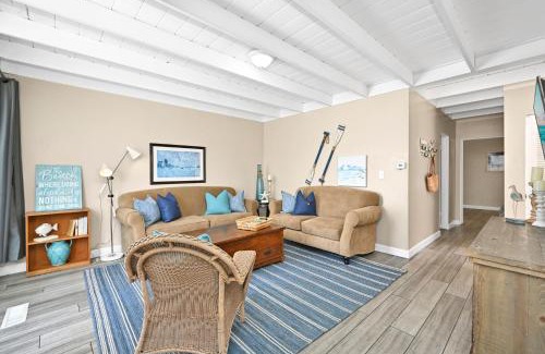West Newport House | 2 Bedroom Upstairs Apt 1 block from the beach!