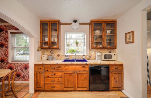Folsom House | 2-bedroom vintage bungalow in historic Folsom