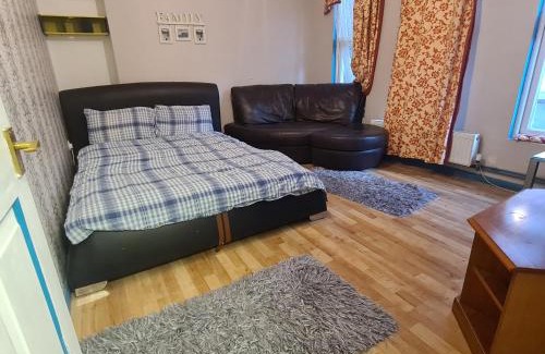 Ealing Apartment | 2 Bedroom w/shower flat, ALL TO YOU, not shared