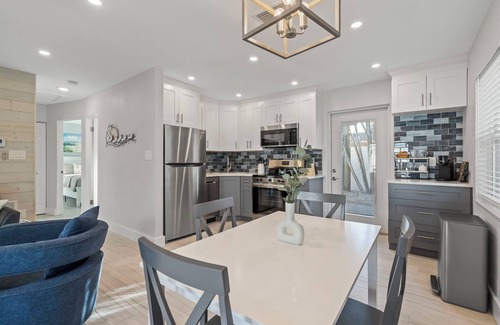 Englewood Cottage | 2 bedroom, walk to beach-bikes-kayaks-grill-picnic-hot outdoor shower-beach gear