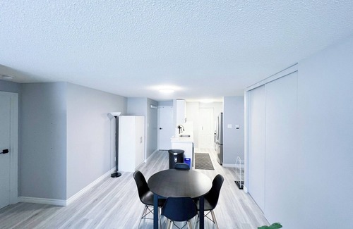 Waterloo Apartment | 2-bedroom with 1 Parking, WIFI, SmartTV, Netflix, Laundry and Kitchen. Sleeps 6.