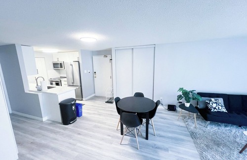 Waterloo Apartment | 2-bedroom with 1 Parking, WIFI, SmartTV, Netflix, Laundry and Kitchen. Sleeps 6.