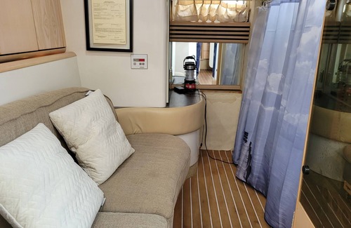 Central Boat Rental | 2-Bedroom Y Boat in amazing Downtown Vancouver