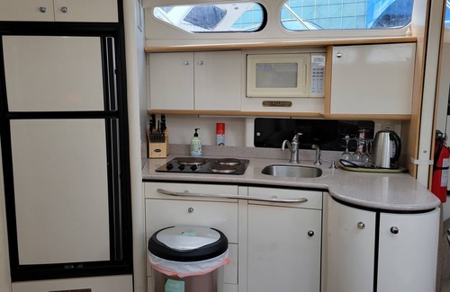 Central Boat Rental | 2-Bedroom Y Boat in amazing Downtown Vancouver