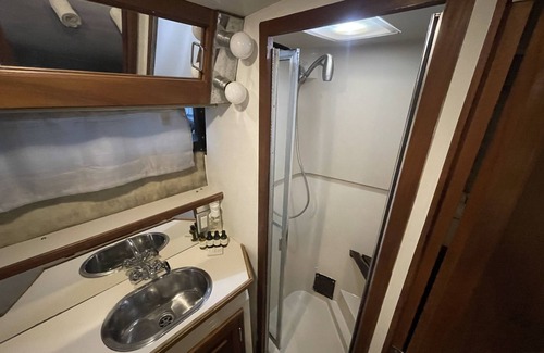 Bucktown Boat Rental | 2 Bedroom Yacht 15 minutes away from Bourbon St.