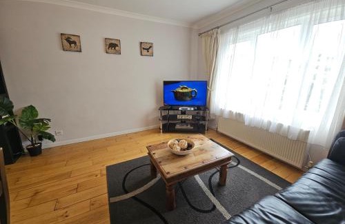 Stanwell Apartment | 2 Bedrooms - 3 Beds - Free Parking - 168