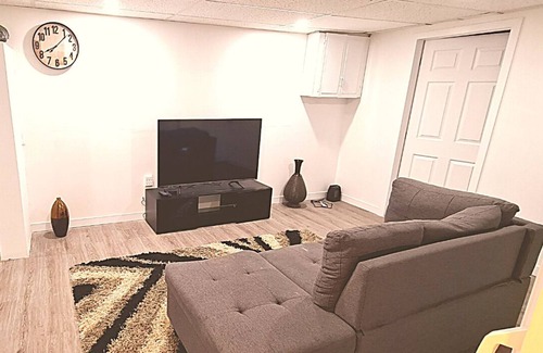 London House | 2 Bedrooms in Entire Home w/Free Parking Near to Hospital and Grocery Stores