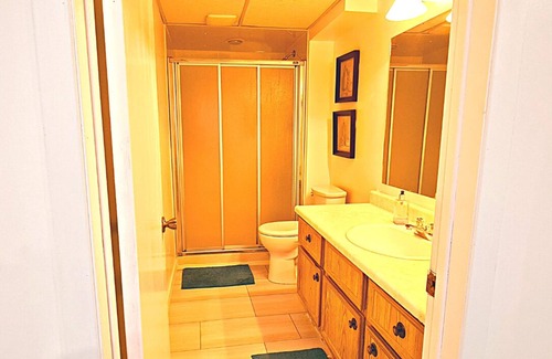 London House | 2 Bedrooms in Entire Home w/Free Parking Near to Hospital and Grocery Stores