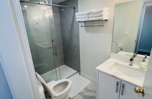 Hastings House | 2 Bedrooms in Vancouver (close to PNE and Downtown)