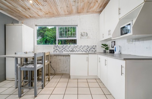 Port Elizabeth Cottage | 2-Bedrooms*Kitchenette*Living Area*Covered Deck*Sea Views*BBQ Facilities