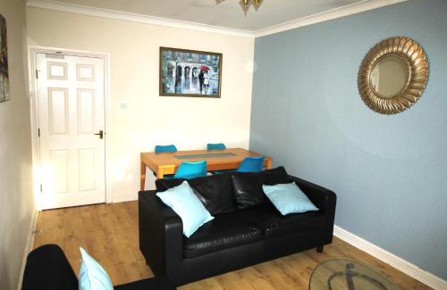 Doncaster Apartment | 2 Bedrooms & Sofa Bed - Balcony - Parking - Lift Access - Very Quiet Location