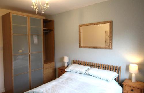 Doncaster Apartment | 2 Bedrooms & Sofa Bed - Balcony - Parking - Lift Access - Very Quiet Location