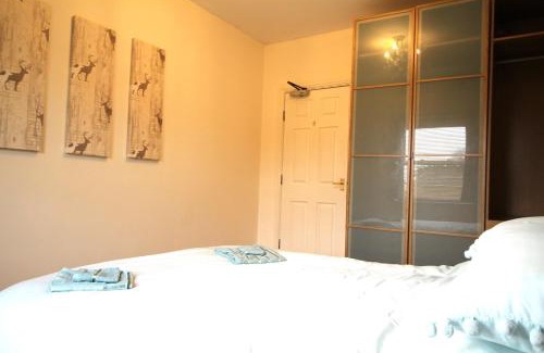 Doncaster Apartment | 2 Bedrooms & Sofa Bed - Balcony - Parking - Lift Access - Very Quiet Location