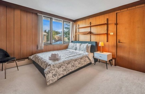 Oakridge House | 2 Bedrooms with Private Bathroom Suite