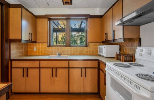 Oakridge House | 2 Bedrooms with Private Bathroom Suite