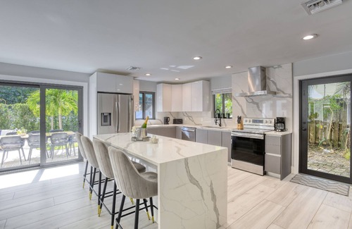 Harbour Inlet Villa | 2 Big Homes On 1 Big Lot Walk to Beaches & Hot Spots!
