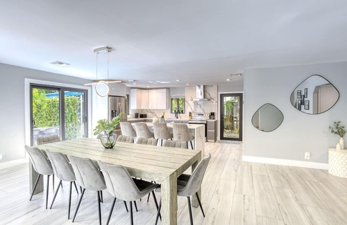 Harbour Inlet Villa | 2 Big Homes On 1 Big Lot Walk to Beaches & Hot Spots!