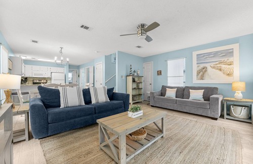 San Juan House | 2 Bikes~Walk to the beach & Bike to Seaside! Private Pool!