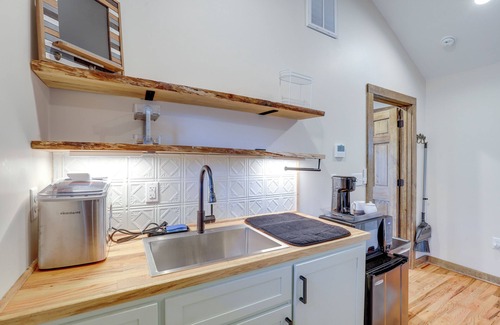 Hot Springs Cabin | 2 Blocks to Appalachian Trail: Updated Cabin!