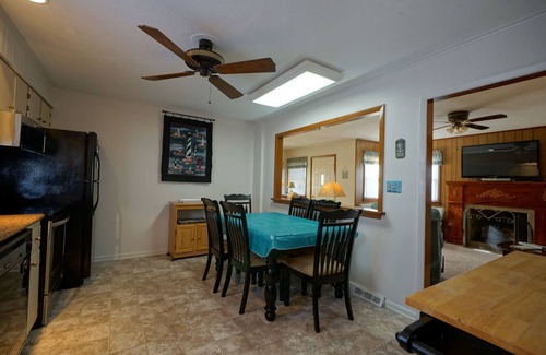 Avalon House | 2 blocks to beach path. Several blocks to bay, public dock, and boat launching