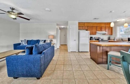 Fort Walton Beach Villa | 2 BR 2 BA Beach Cottage + Pickleball Fun