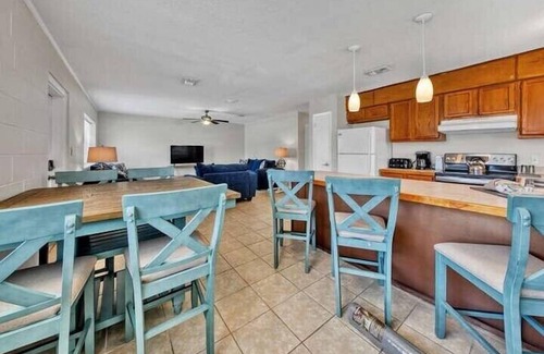 Fort Walton Beach Villa | 2 BR 2 BA Beach Cottage + Pickleball Fun