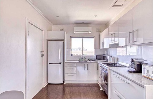 Glenelg North Apartment | 2 BR beach entire apartment 10/22