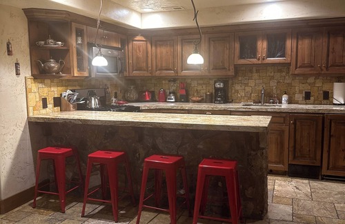 Cottonwood Heights Apartment | 2 BR Cozy Retreat. Close to freeway and mountains.