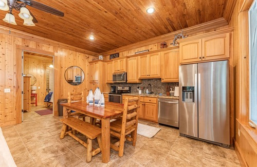 Darien House | 2-BR Fisherman's Quarters w/docks, pool, and firepit on Emma's Driftwood Farm