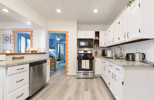 Brighton Heights House | 2-BR Vibrant Home | Fire Pit | Sleeps 4 | Downtown | PA