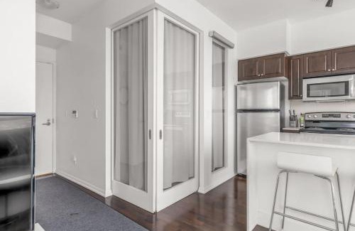 Fort York Apartment | 2 BR with Amazing city views & Free parking