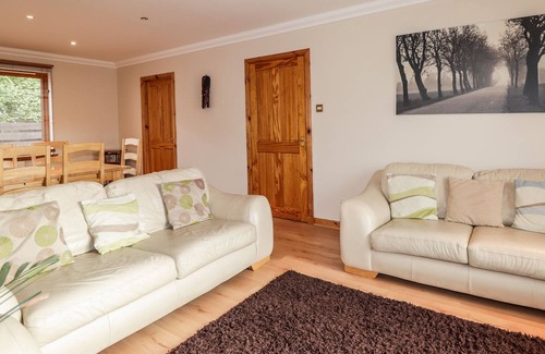 Marybank Cottage | 2 BRAEVIEW, pet friendly, with a garden in Beauly