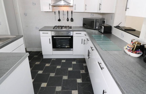 Llanystumdwy Cottage | 2 BRON DWYFOR, pet friendly, luxury holiday cottage in Criccieth