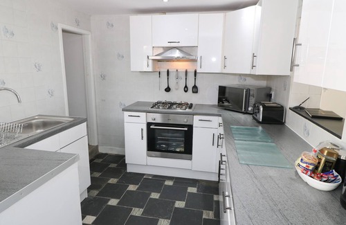Llanystumdwy Cottage | 2 BRON DWYFOR, pet friendly, luxury holiday cottage in Criccieth