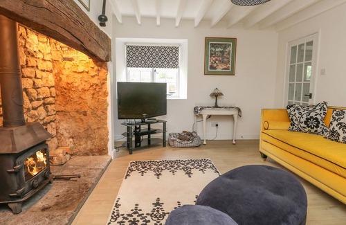 Broadwindsor Cottage | 2 CHURCH PATH, pet friendly, with open fire in Broadwindsor