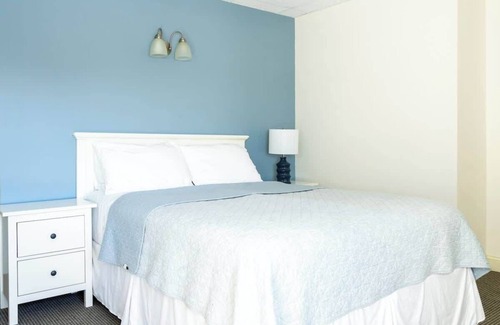 Newport Hotel | #2 | Comfy Room w/Queen-bed