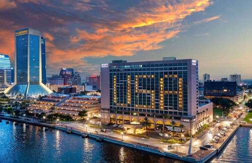 Downtown Jacksonville Hotel | 2 Connecting Suites at a 4⭐️ Hotel