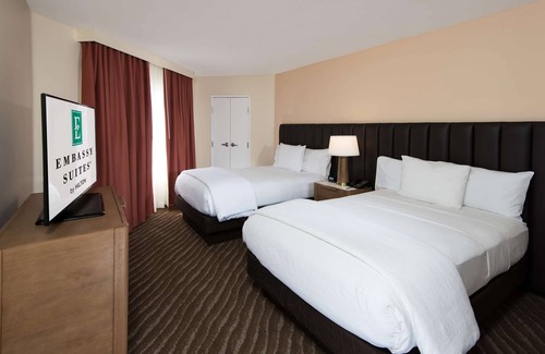 Paradise Village Corporate Center Hotel | 2 Connecting Suites at a Hotel