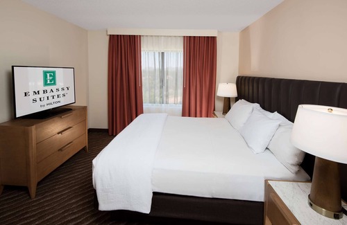 Paradise Village Corporate Center Hotel | 2 Connecting Suites at a Hotel