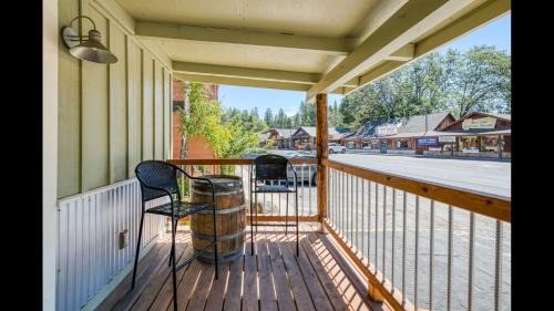 Bass Lake House | #2 Cottage Like Suite With Private Hot Tub