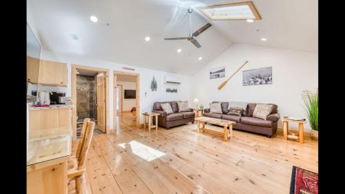 Bass Lake House | #2 Cottage Like Suite With Private Hot Tub