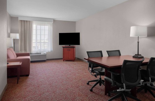 Downtown Hotel | 2 Cozy Suites Ideal for Groups doing business or visits - Balcony, Full Kitchen