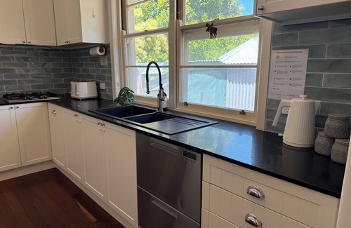 Mount Claremont House | 2 Cute Cosy Cottage Mt Claremont Big Garden & Trampoline Sleeps 4