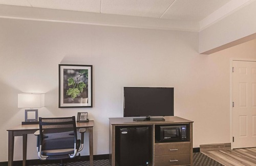 Orlando Hotel | 2 Double Beds Mobility Accessible Rm at La Quinta Inn by Wyndham Orlando UCF