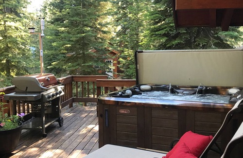 Truckee House | 2 family +; dog friendly retreat; HOT TUB; 4bed, 2 bath; well stocked kitchen.
