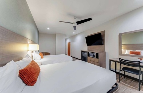 Eastside Promise Neighborhood Hotel | 2 Family-Friendly Rooms w/Free Breakfast – Near San Antonio Attractions
